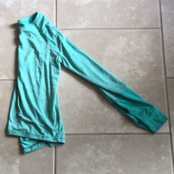 Long sleeve with thumb holes sports shirt - Picture 1 of 3